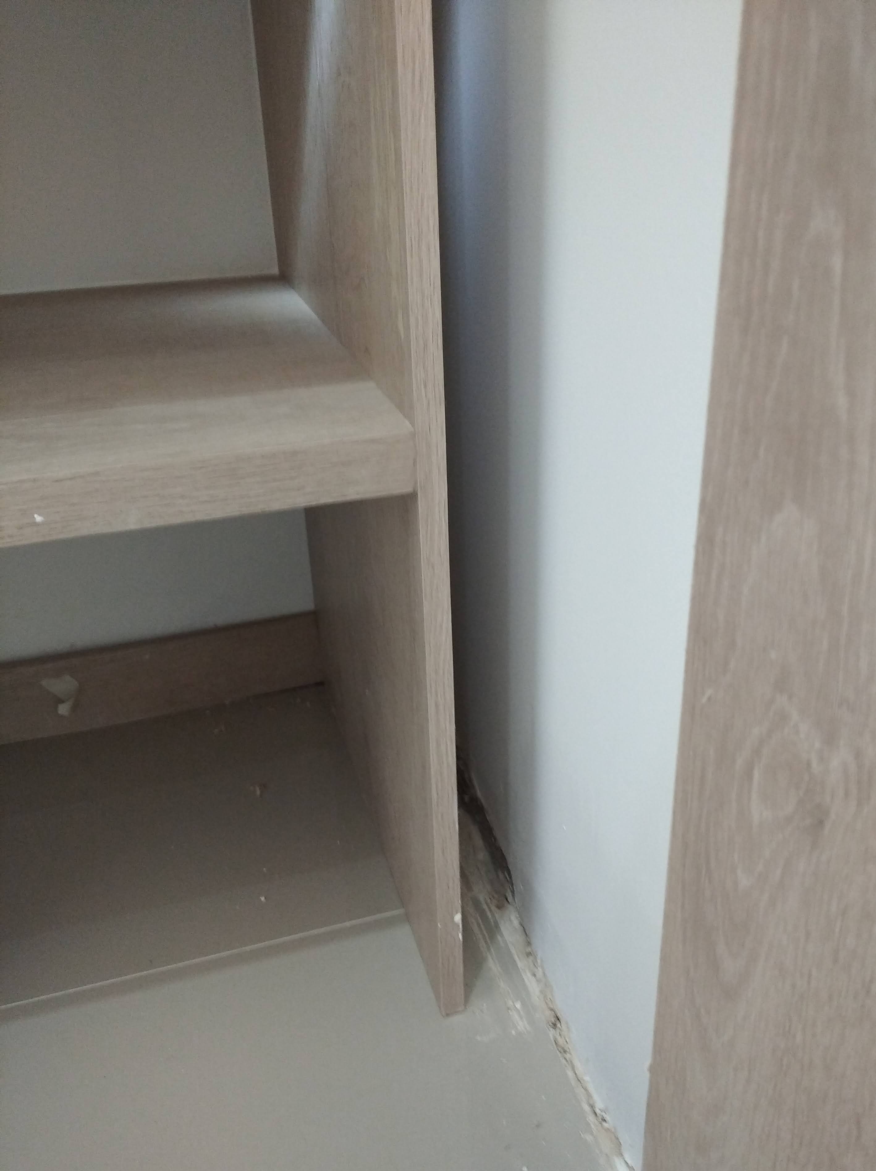 Separación entre carpintería y muro detectada durante inspección de Ing House