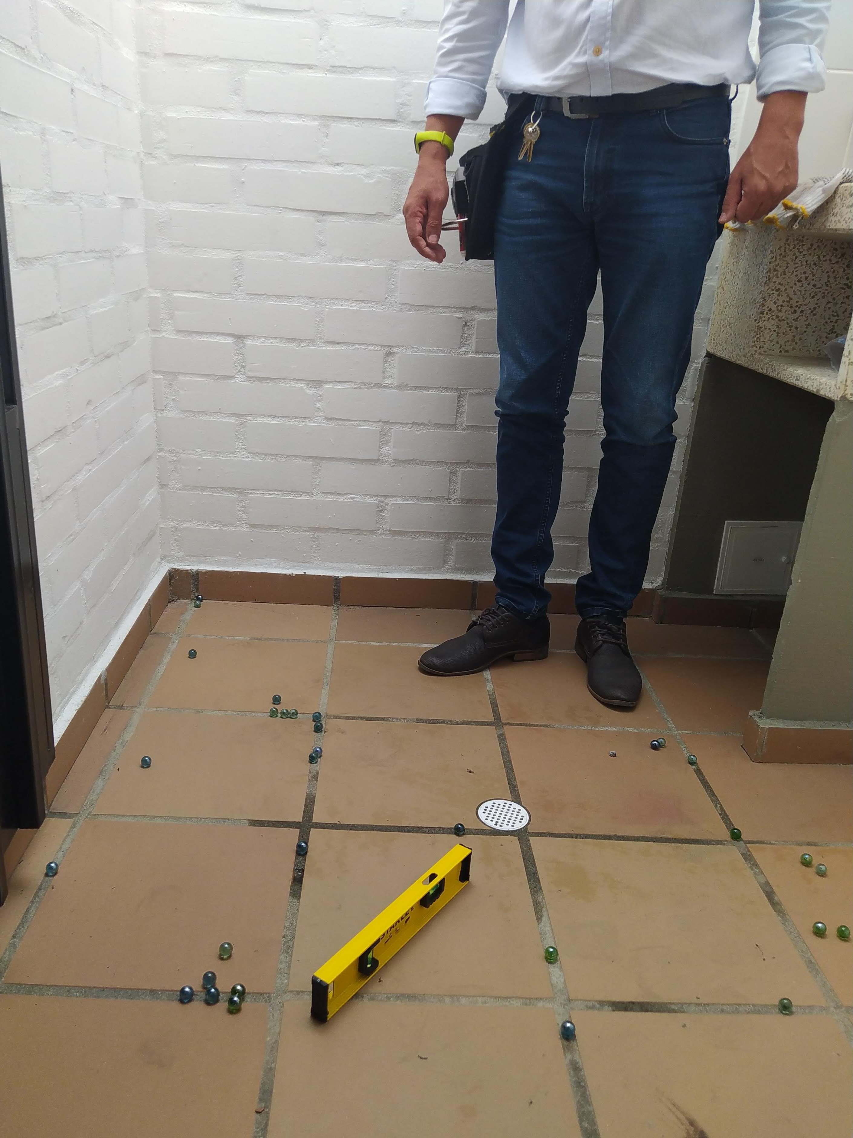 Contrapendiente detectada durante inspección de Ing House — prueba de nivelación con canicas