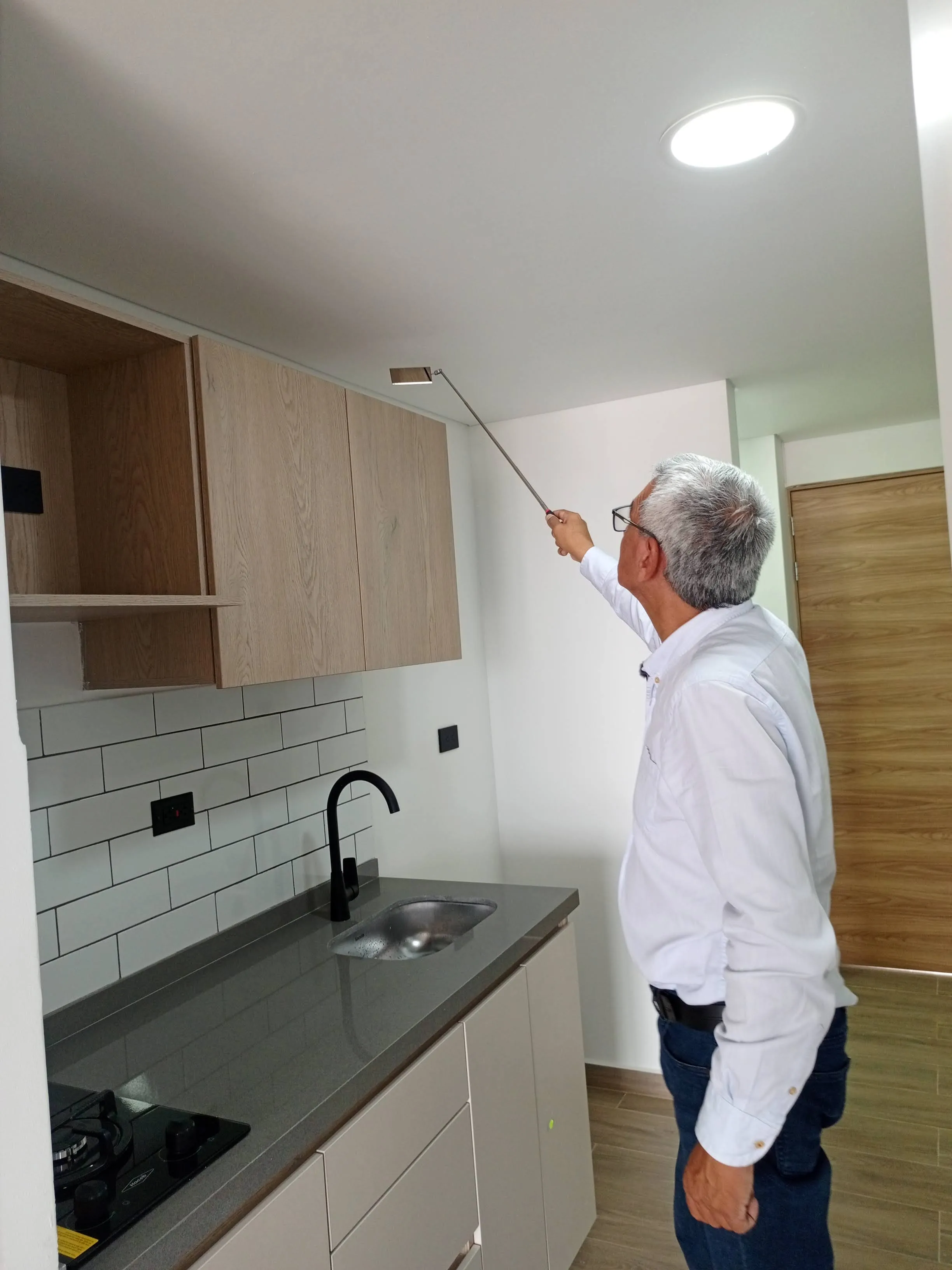 Inspector de Ing House Colombia realizando observación técnica durante inspección de vivienda nueva