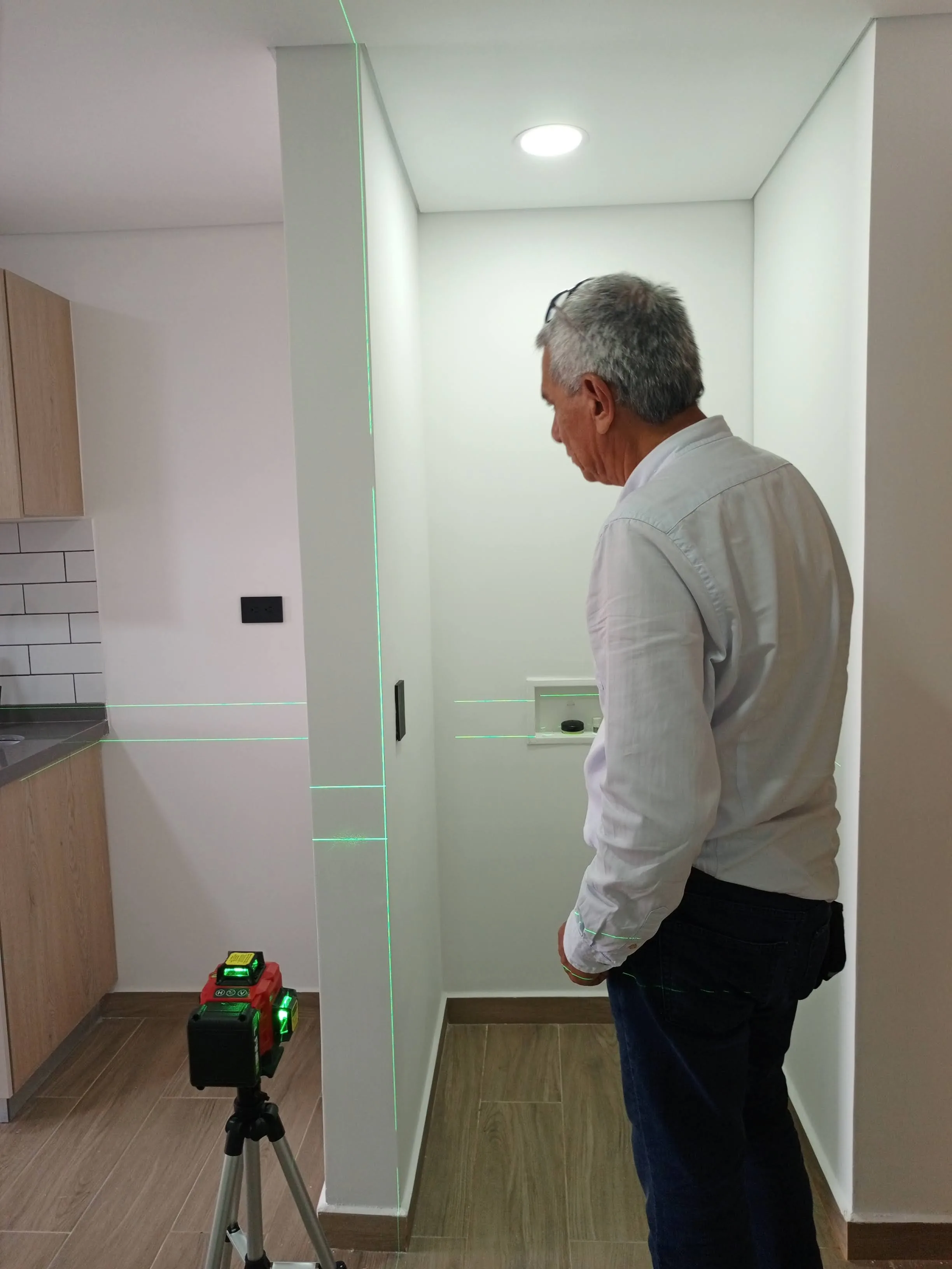 Inspector técnico de Ing House Colombia realizando inspección profesional de vivienda nueva
