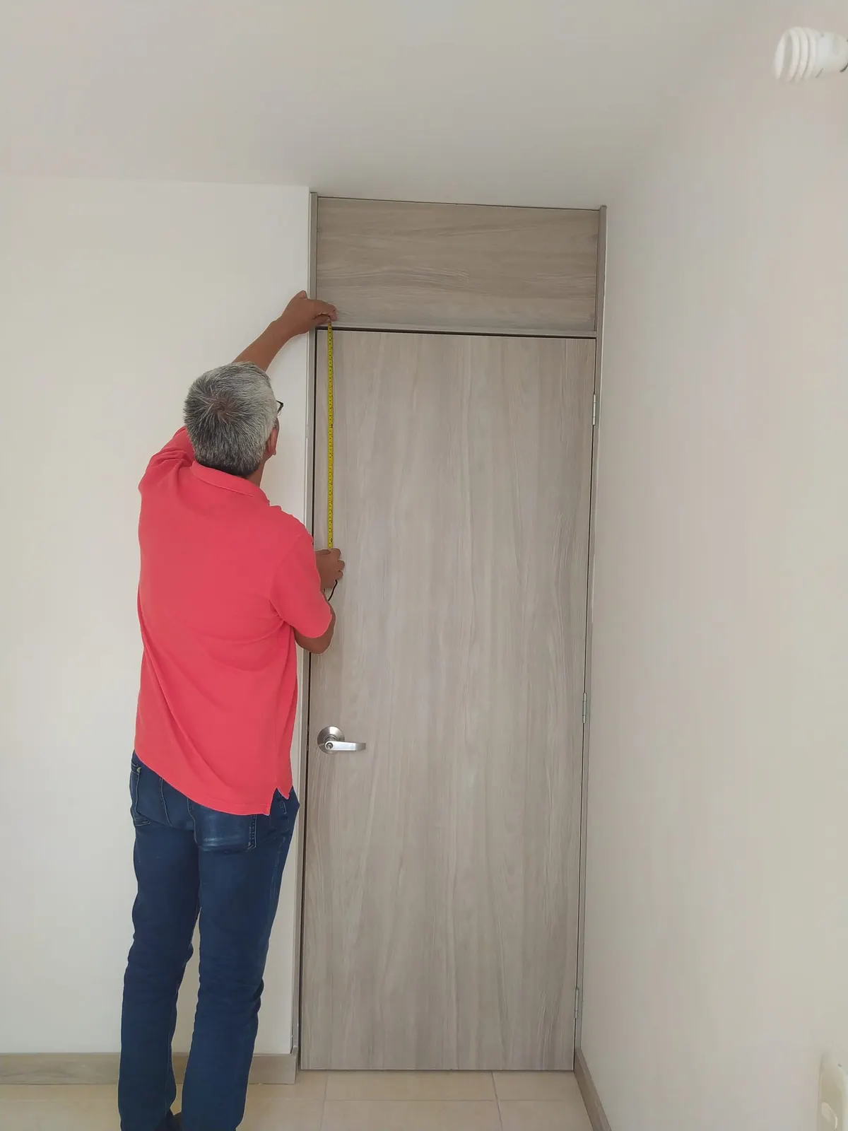 Inspector revisando la vivienda