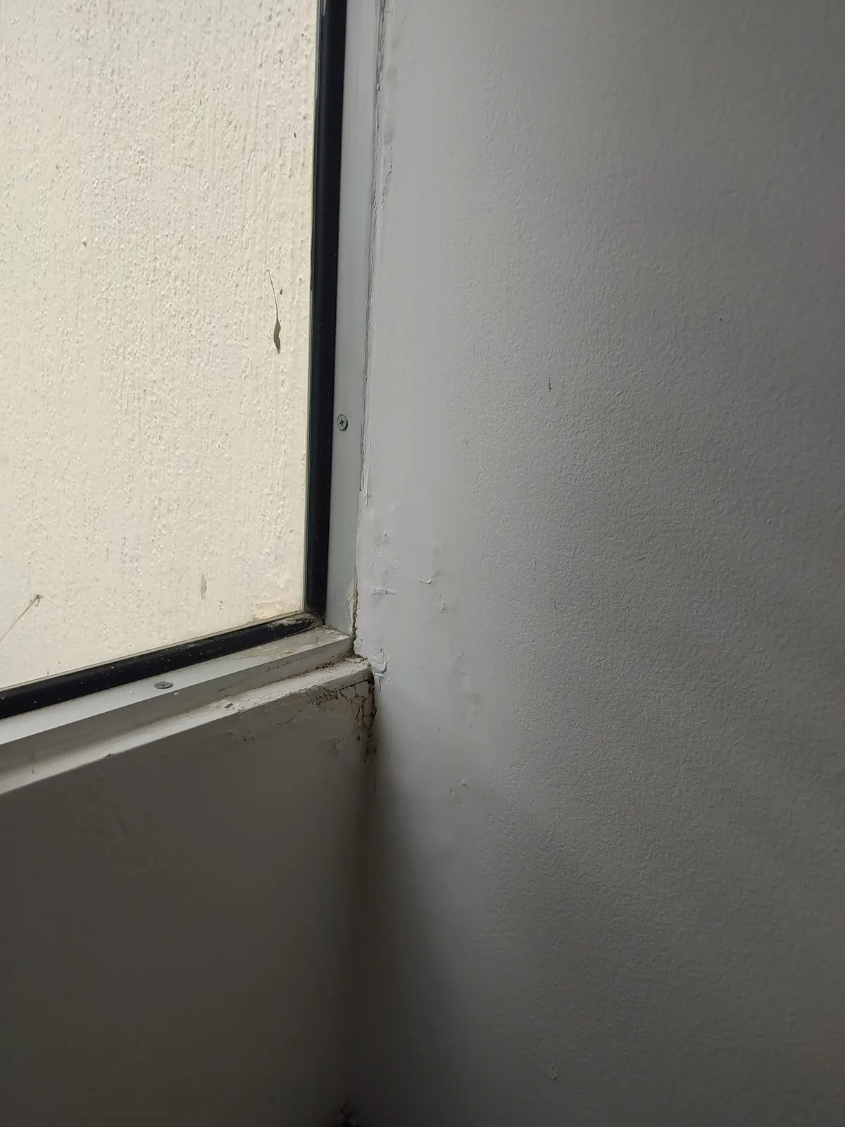 Humedad por falla en sellado de ventana