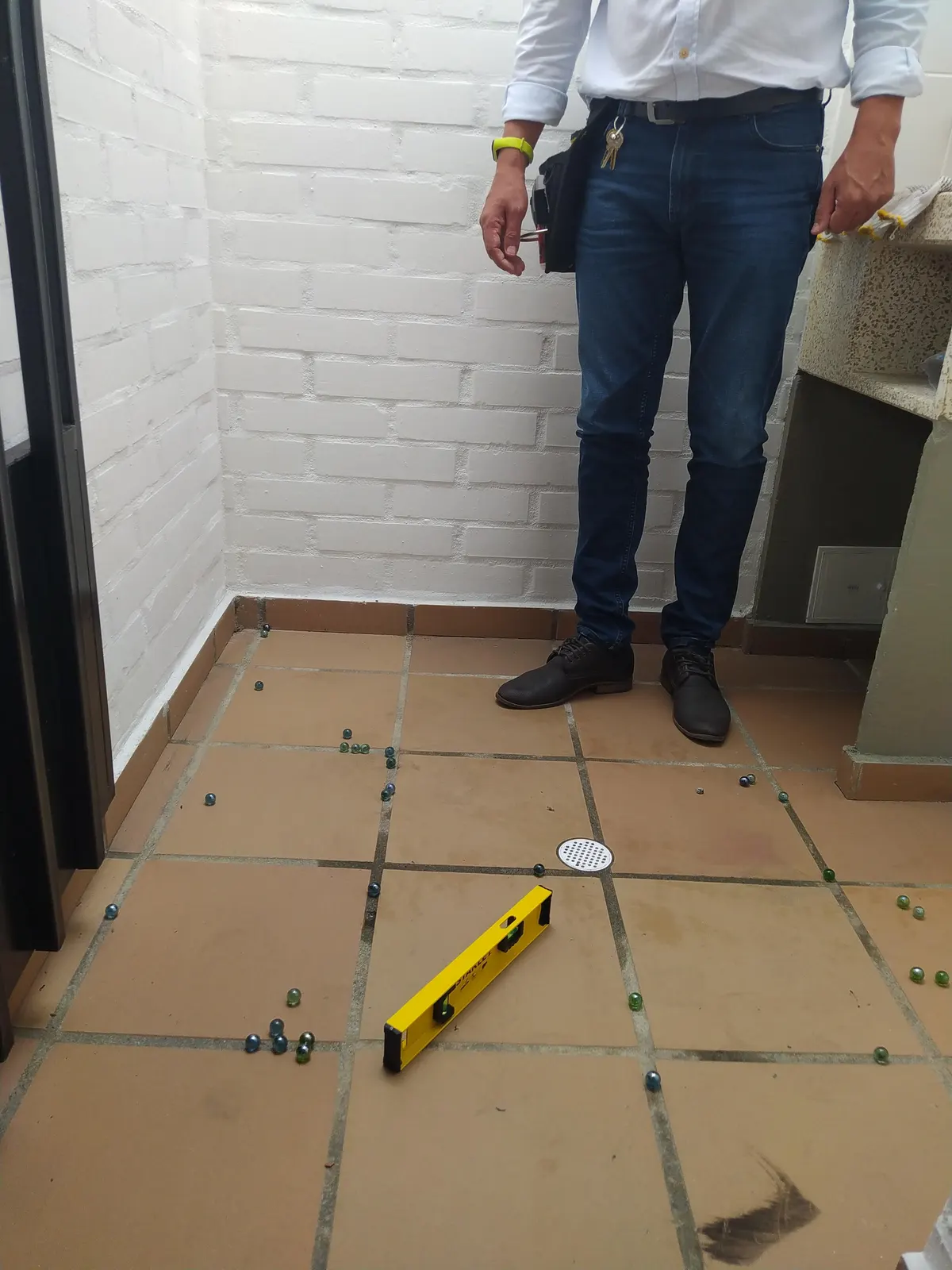 Contrapendiente en patio dirige agua hacia el interior